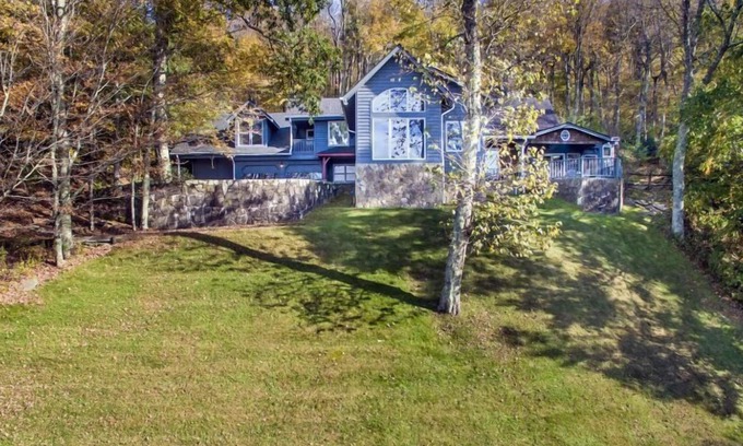 Blowing Rock House | Hearthstone- AppSki Mtn home with it all: hot tub, game room, fire pit, pets!