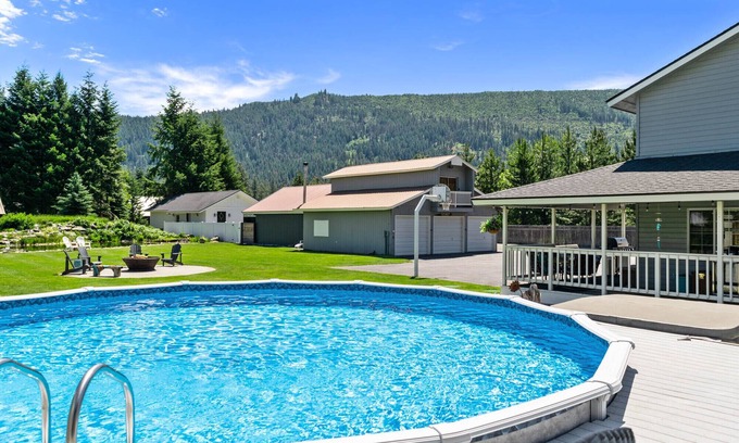 Leavenworth House | Heated pool,4 bedrooms,hot tub, Dogs ok, pond, 2mls to town