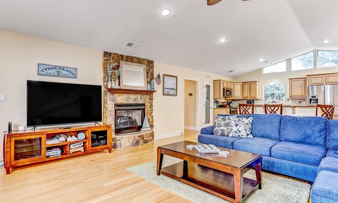 Tybee Island House | Heated Pool Access, Ping Pong & Foosball!