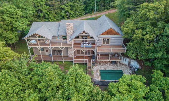 Cherry Log Cabin | Heated pool & hot tub at huge mountain retreatnn