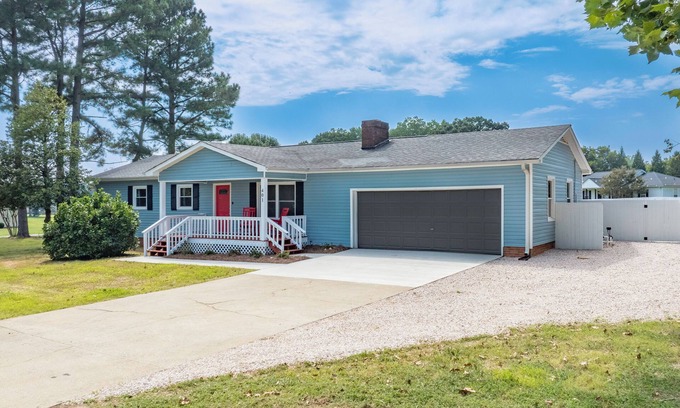 Mooresville House | Heated Pool, Hot tub, Epic Kids Room, Pickleball/Basketball, Mini Golf, Fire Pit