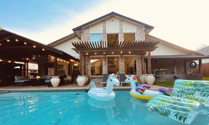 Hidden Forest House | Heated pool & hot tub close to six flags! - New Listing
