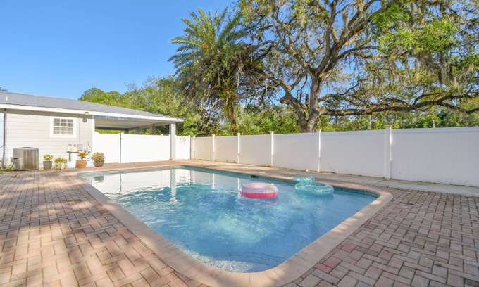 St. Augustine House | Heated pool huge yard mins to beach/DT, small celebrations PAC MAN, pets ok