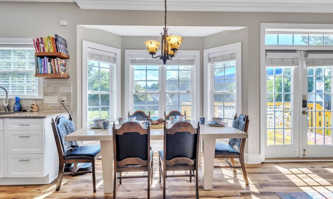 Winston - Salem House | Heated Pool King Bed Jacuzzi Bath Arcade