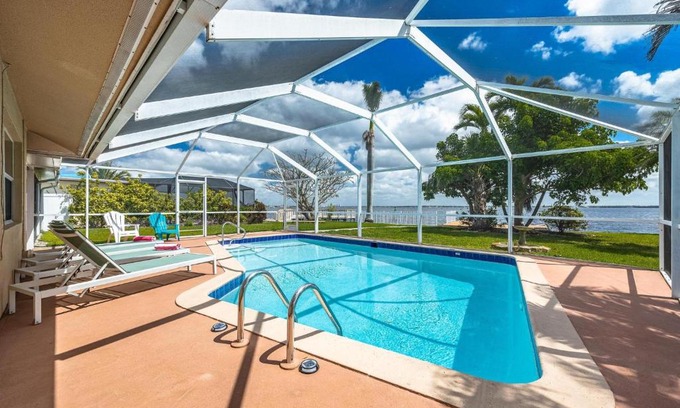 Caloosahatchee House | Heated Pool, Ping Pong Table, Sleeps 8 - Villa Sunset Riverhouse