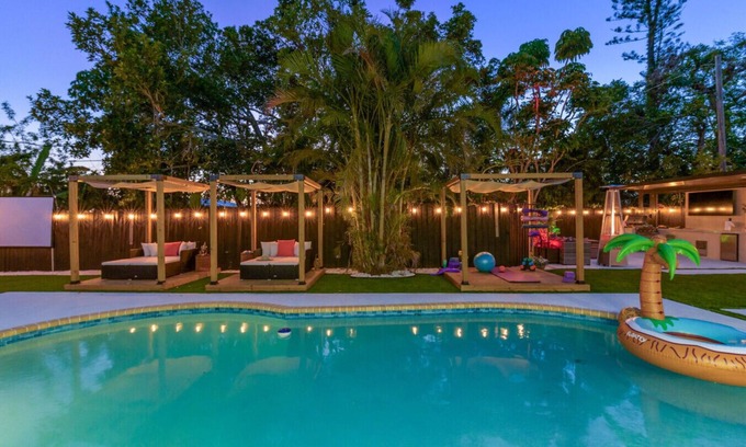 South Bradenton Villa | Heated Pool Sleeps 20! Hot Tub Outdoor Kitchen/Theater