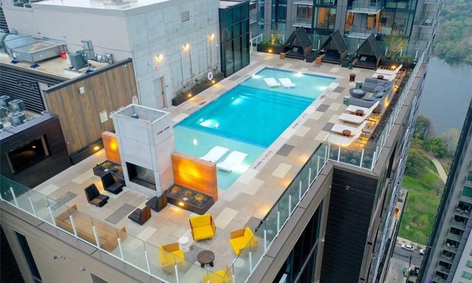 East Cesar Chavez Condo | ~Heated Rooftop Pool~ 30th Floor Balcony DT View