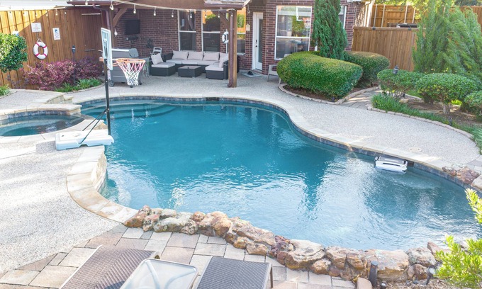 Frisco House | Heated Spa & Pool & Billard & Piano -King Beds in center Frisco 4 beds & 3 baths