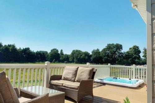 Allerthorpe Cabin | Heathery Lodge with Hot Tub