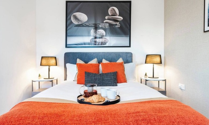 London Borough of Hounslow Apartment | Heathrow in 15 mins+ Balcony + Dedicated Workspace