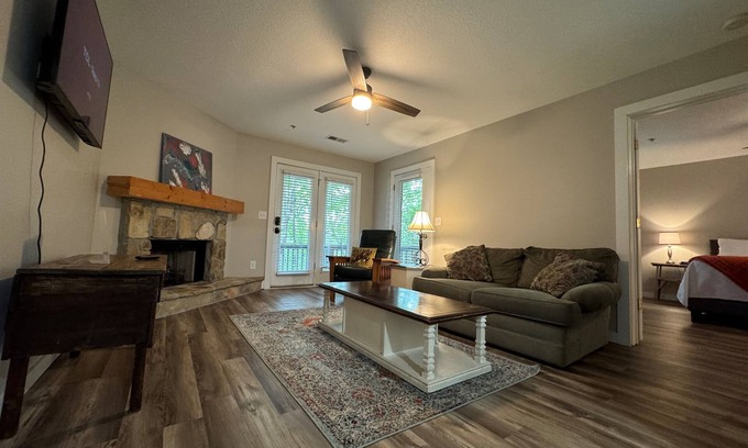 Helen Apartment | Helen 1BR Fireplace + Kitchen 1.3 Mi Downtown