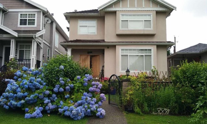 Marpole Bed & Breakfast | Helen's House/Close to Skytrain and Airport