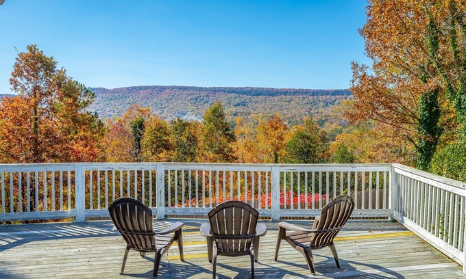 Chattanooga Valley House | Hemlock Hill | Large Family Home | Sleeps 21 | Dog friendly | 8 Bed, 4.5 Bath