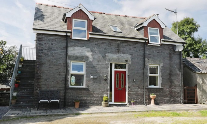 Llanrwst Cottage | HEN STABL, character holiday cottage, with a garden in Llanrwst