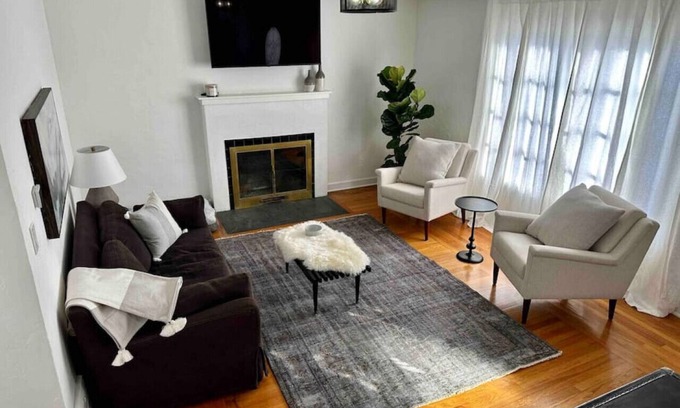 Eureka House | Henderson House Eureka. Centrally located stylish home with all amenities.