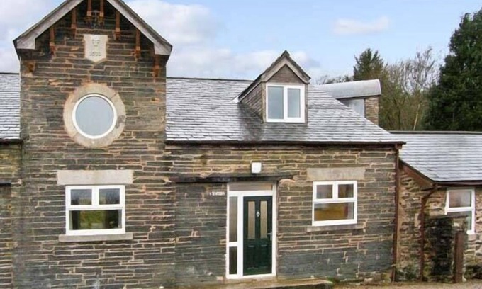Denbigh Cottage | HENDRE ALED COTTAGE 2, pet friendly, with a garden in Llansannan