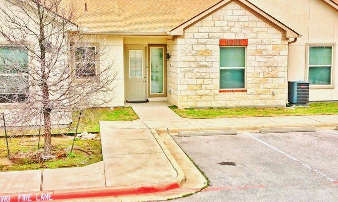 Round Rock Condo | Henna2BD2B Condo Pool Furnished