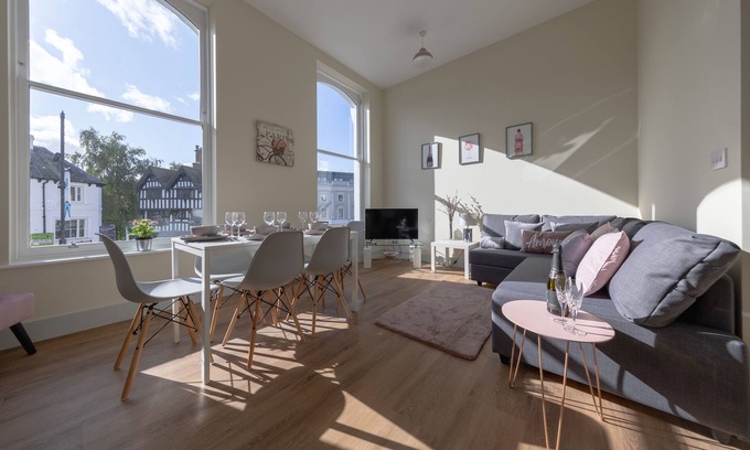 Hereford Apartment | HEREFORD CITY CENTRE – Apartment 1: Modern 2-Bed in City Centre, Sleeps 6
