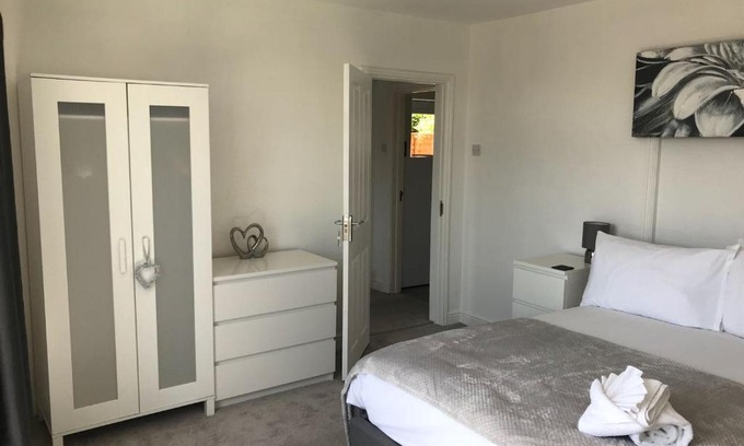 Hereford Apartment | Hereford - Raven House - 4 Bedroom House Located West Of City, Sleeps 7 - Perfect For Contractors Or a Base For Exploring - Hosted By RENTMYHOUSE