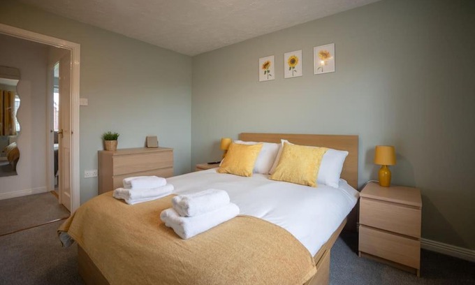 Hereford House | Hereford - Woodpecker House - Comfortable Modern House Located in South Hereford - Sleeps 6 - Perfect for Accessing Hereford Enterprise Zone in Rotherwas - Hosted By RENTMYHOUSE