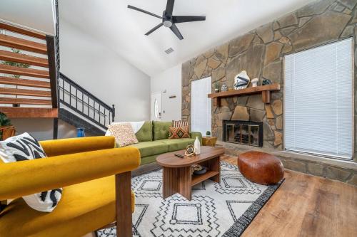 Marietta Apartment | Heritage Haus - Luxe 2BR w Deck, Pets OK, Wi-fi, Near Marietta Sq
