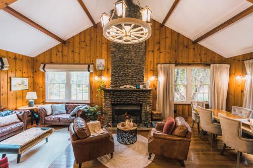 Medlow Bath House | Heritage Log Cabin and Garden w Outdoor Hot Tub