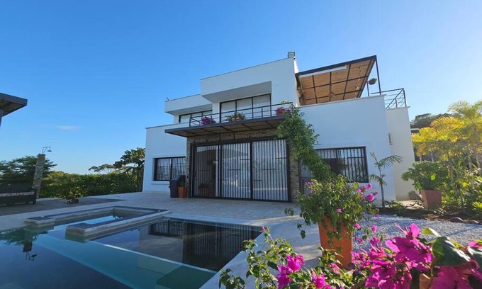 Puerto Triunfo House | Hermosa casa familiar, piscina y jacuzzi
