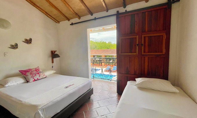 Barichara House | Hermosa Habitación Triple con Balcón con Acceso a la Piscina