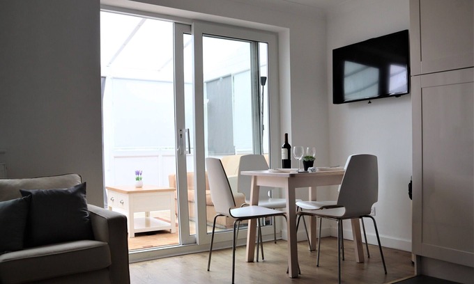 Thrapston House | Heron House Comfy 4 Bed with Wifi, Parking