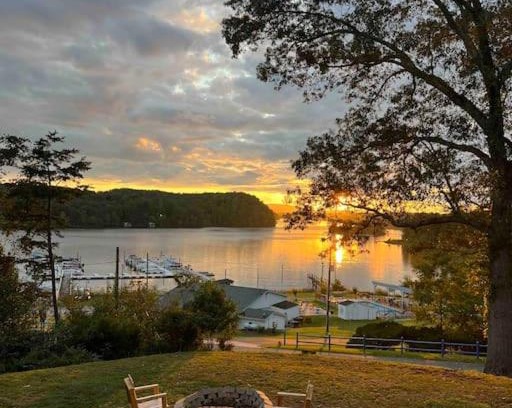Staunton River House | Heron’s Cove on Leesville Lake.