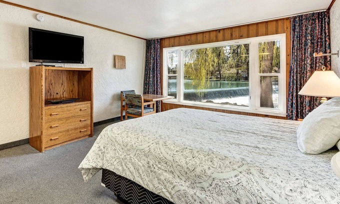 River Terrace Cottage | "Heron Then" Retro Riverfront Cottage near Downtown