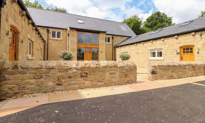 Higher Walton Cottage | HERON VIEW, family friendly, character holiday cottage in Longridge