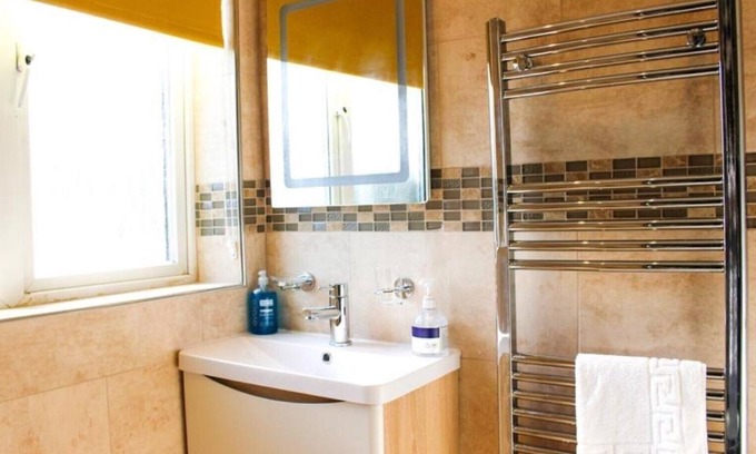 Reading Apartment | Hevs Heavenly Apartment With Steam Shower and Free Parking