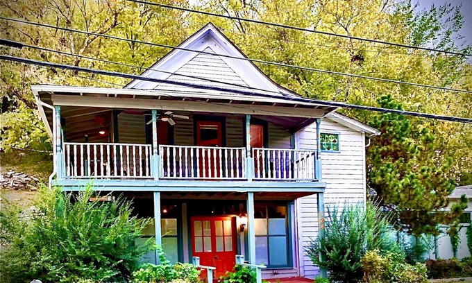 Eureka Springs Historic District House | HGTV feature Main St d’town! 3 cozy units, sleeps 16 w Private Bar + gameroom!