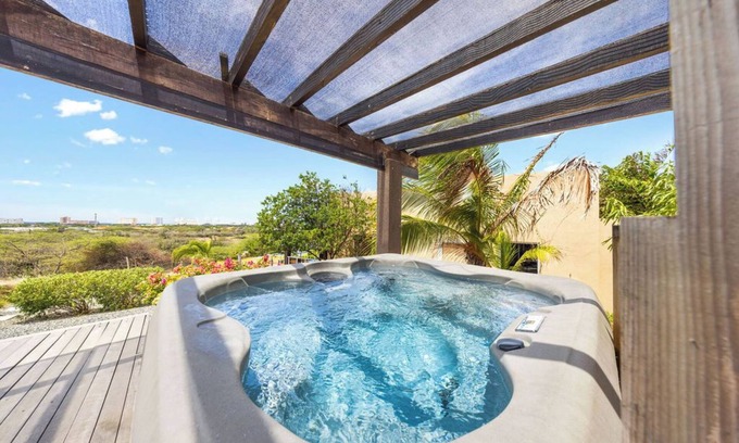 Boegoeroei House | HH-SLEEPS 12, PRIVATE UNITS, INFINITY POOL, BBQ, HOT TUB AND AMAZING VIEWS