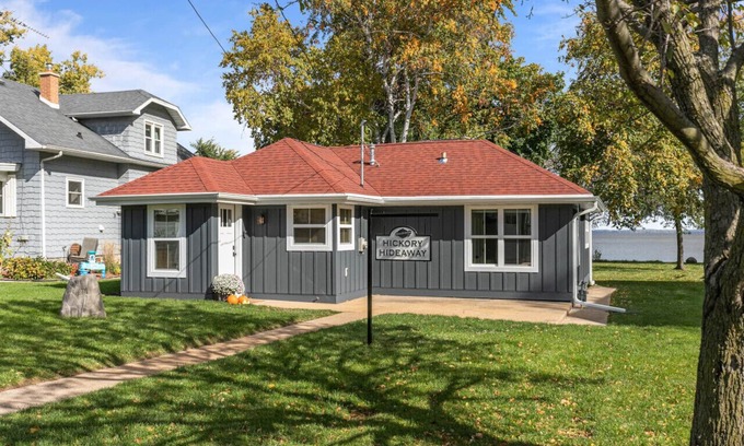 Oshkosh House | Hickory Hideaway-2 Bedroom with Lakeviews