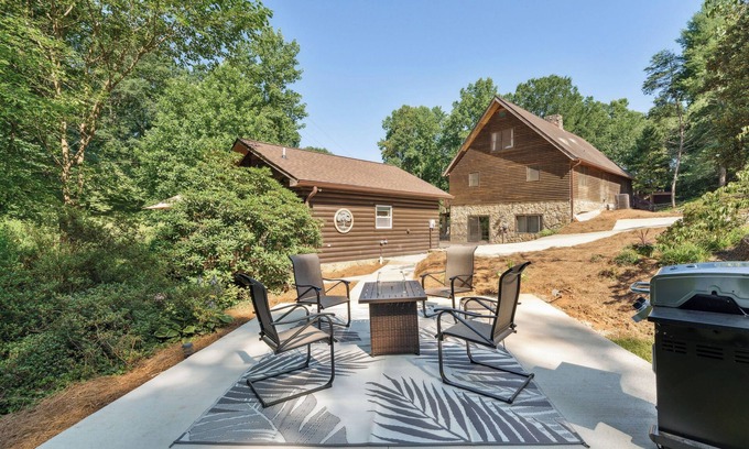 Hickory Apartment | Hickory Hideaway: Patio Paradise w/Community Pool