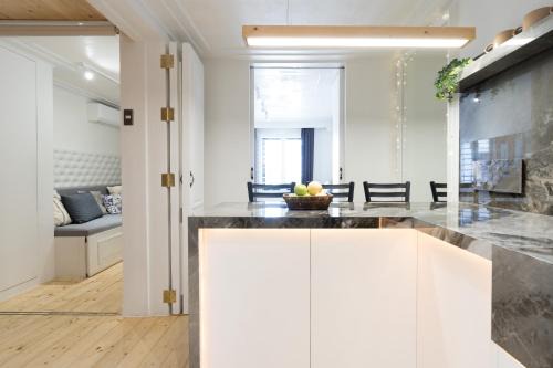 Mandaue Apartment | Hidden City Gem Free Disney Netflix 2 x 65inch TV