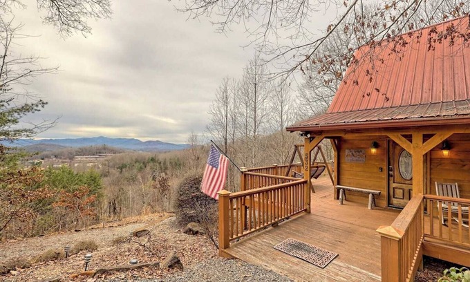 Hayesville Cabin | Hidden Escape Chalet - by Chatuge Home Concierge Lake and mountain views, fire pit, hot tub