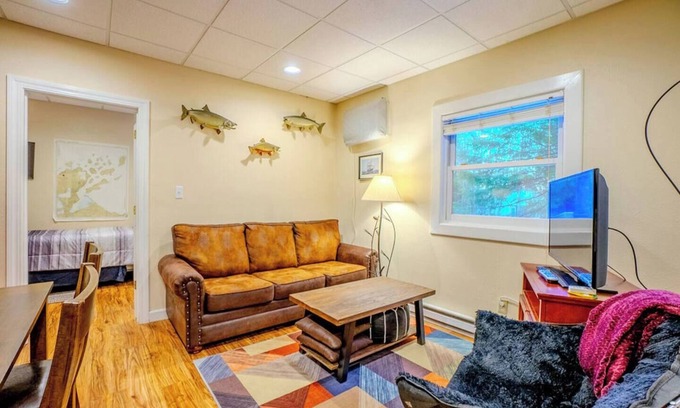 Bayfield Condo | Hidden Gem, 3 Bed Cozy Condo - Dogs Welcomed - 1 block from marina