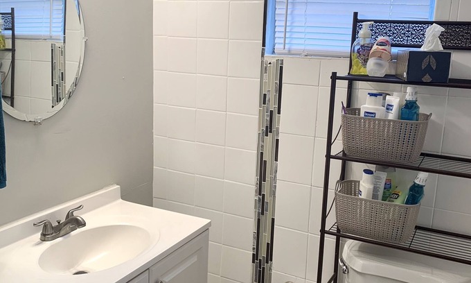 Lauderdale Lakes House | HIDDEN GEM! 5BR/3B family-friendly and laundry