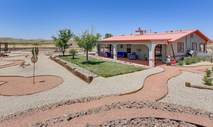 Radium Springs House | Hidden gem walking distance to State Park