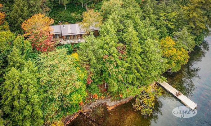Minett Cottage | Hidden island gem on Lake Joe! Cozy and rustic 3bdrm with 500' of shoreline!