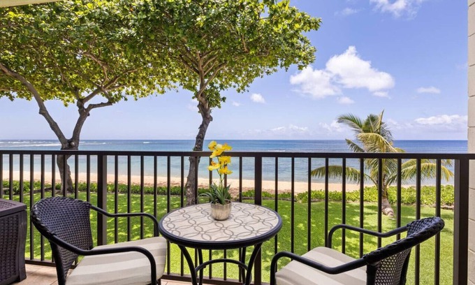 Waialee Apartment | Hidden Jewel Beach front 30 Day rental