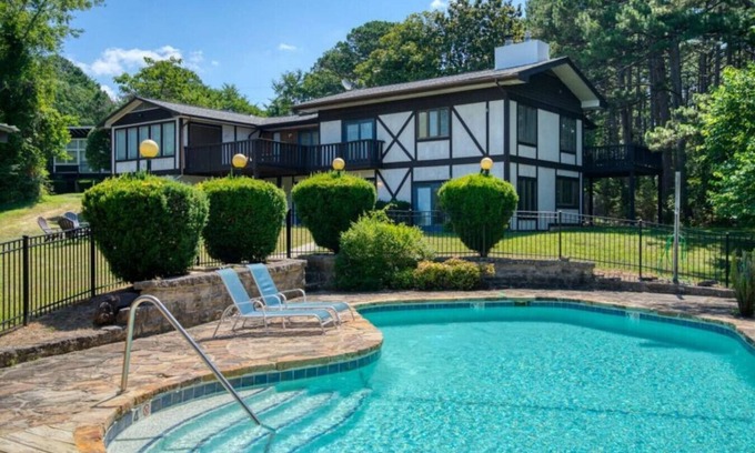 Eureka Springs House | Hidden Oasis|Big House w/Pool 1mi to Downtown ES
