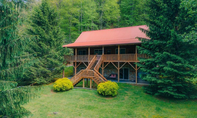 Fleetwood Cabin | Hidden Serenity- Privacy, Hot Tub, Fire Pit, minutes from Boone