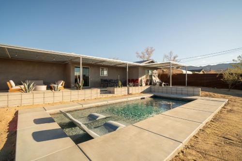 Joshua Tree House | Hidden Valley Cottage - Modern Home in JT Hot Tub