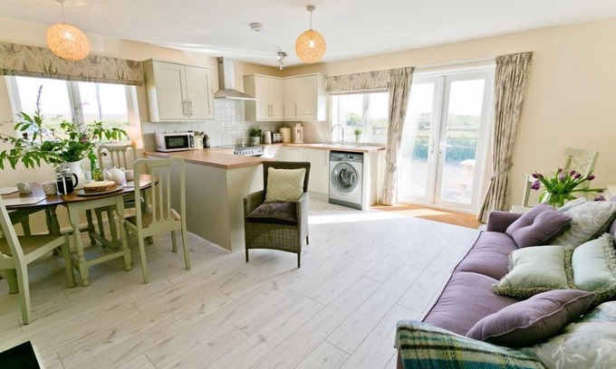 Ty Croes Apartment | Hideaway - a dog that sleeps 4 guests in 2 bedrooms
