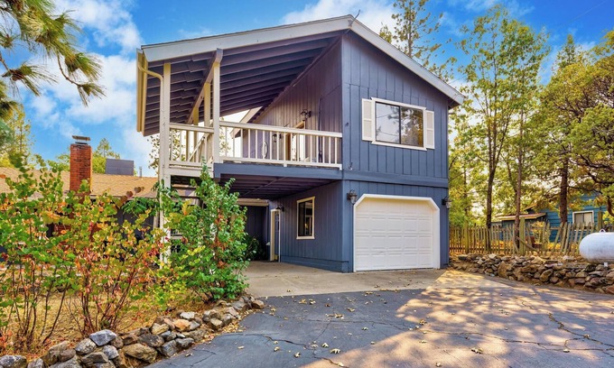 Oakhurst Ski Chalet | Hideaway Lookout near Yosemite and Bass Lake, with WiFi, AC and amazing views.