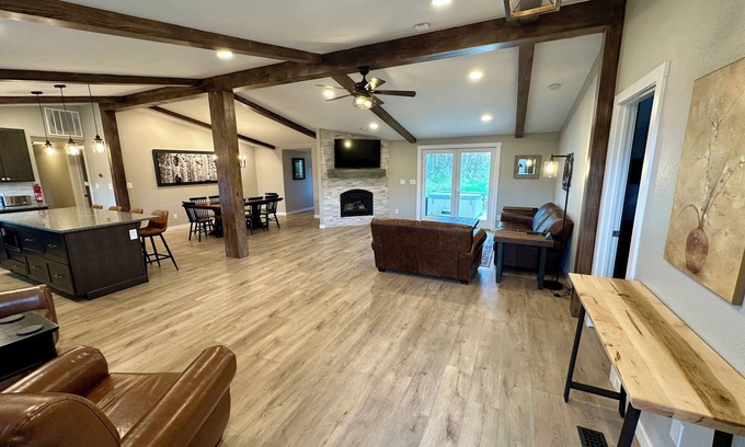 Sedalia House | Hier Hideaway -Hot Tub - Fire Pit - King Beds - Peaceful Surrounded by Nature
